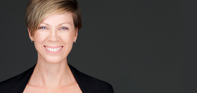 Personal Branding Headshot Foto bzw. Businessportrait von Svenja auf dunklem Hintergrund