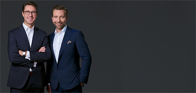 Personal Branding bzw. Businessportrait von Oliver & Jan auf dunklem Hintergrund