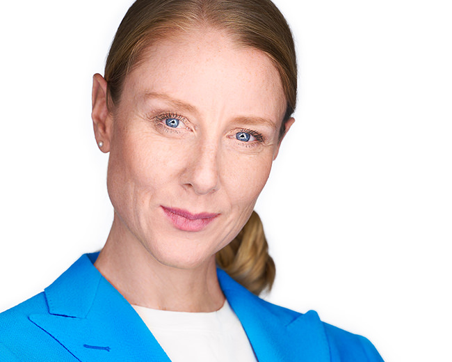 Personal Branding Headshot Foto bzw. Business Portrait von Helena auf weißem Hintergrund