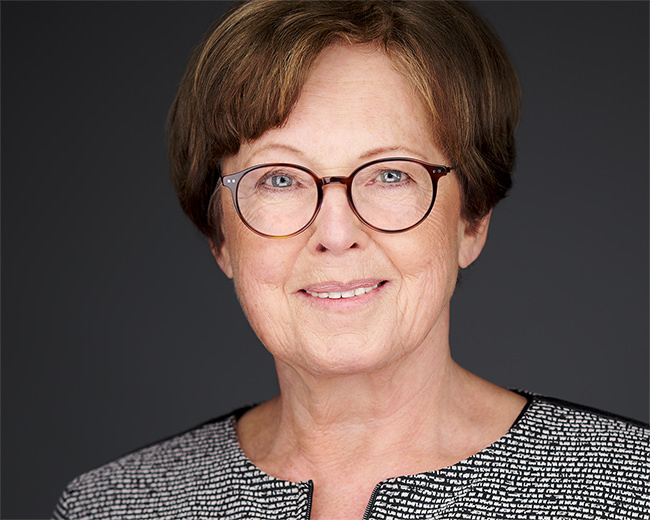 Personal Branding Headshot Foto bzw. Business Portrait von Ingrid auf dunklem Hintergrund