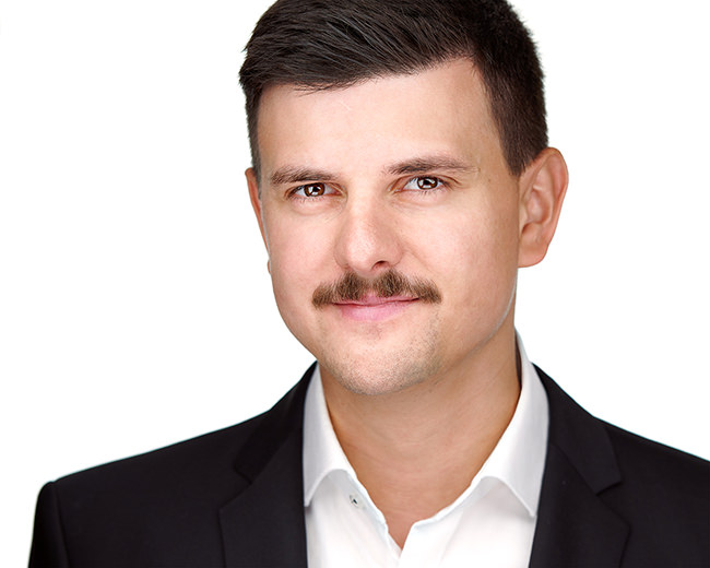 Personal Branding Headshot Foto bzw. Business Portrait von Kevin auf weißem Hintergrund