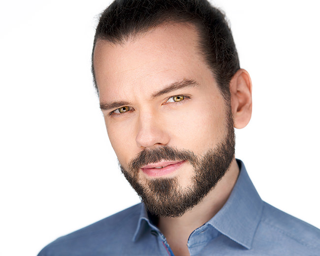 Personal Branding Headshot Foto bzw. Business Portrait von Andrea auf weißem Hintergrund