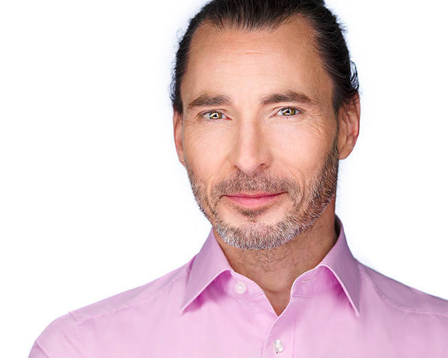 Personal Branding Headshot Foto bzw. Business Portrait von Steffen auf weißem Hintergrund